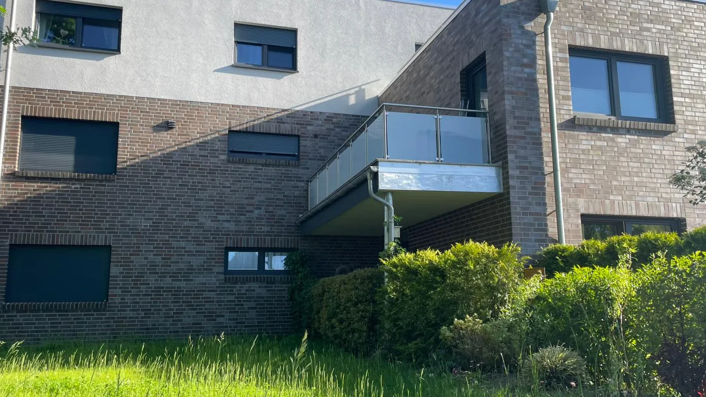 Fertiggestelltes Mehrfamilienhaus mit Klinkerfassade in Munster