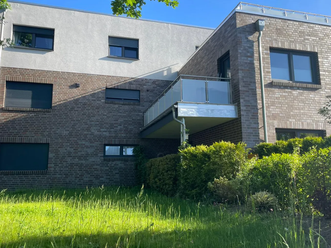 Fertiggestelltes Mehrfamilienhaus mit Klinkerfassade in Munster